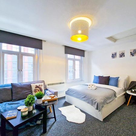 Spacious Room With Sofa Лондон Екстериор снимка