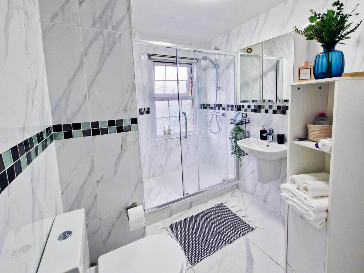 Spacious Room With Sofa Лондон Екстериор снимка