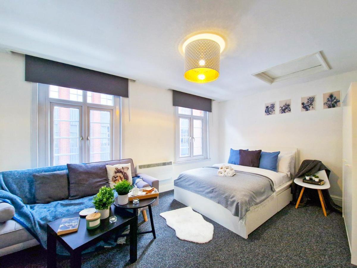 Spacious Room With Sofa Лондон Екстериор снимка