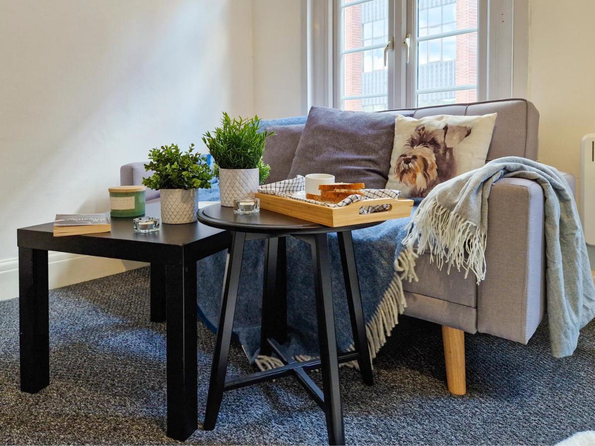 Spacious Room With Sofa Лондон Екстериор снимка